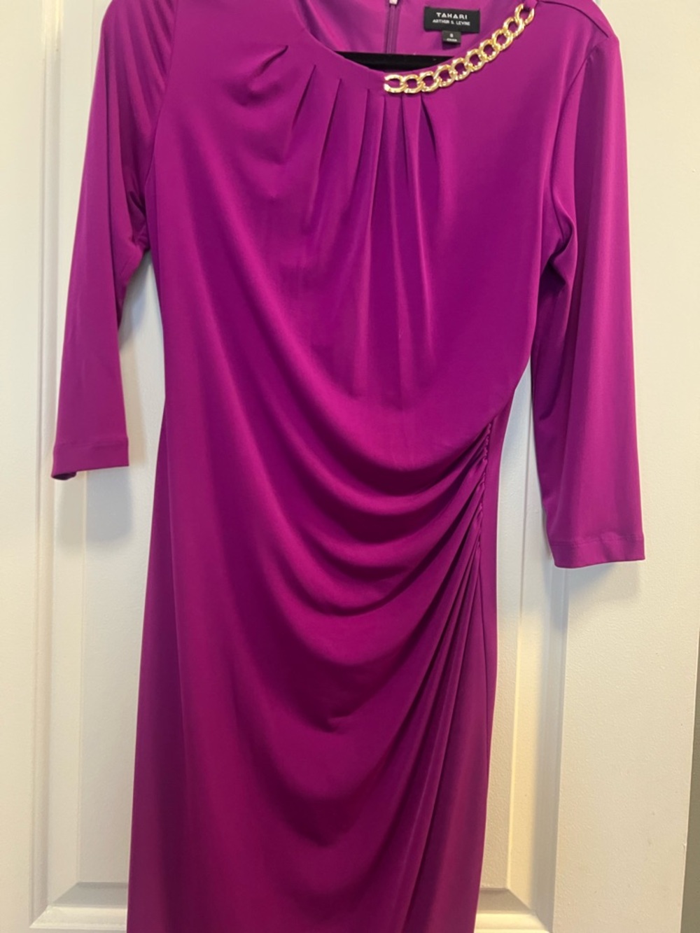 Tahari Magenta Ruched Dress Gold Chain Detail Size 8 Midi - Picture 4 of 5